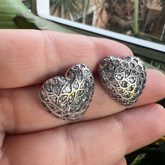 Sparkling Pattern Heart Stud Earrings - Picture 7 of 12